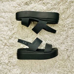 Women’s Crocs Brooklyn Low Wedge Sandals Size 5